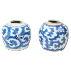 Pareja cercana de jarrones chinos de porcelana azul y blanca decorados con dragones