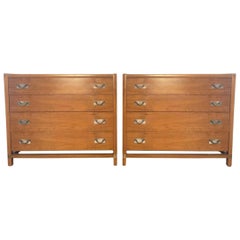 Paire de commodes à 4 tiroirs en noyer avec poignées de tirage en nickel The Moderns