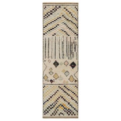 Tapis de course beige à motifs géométriques colorés de Rug & Kilim, style marocain