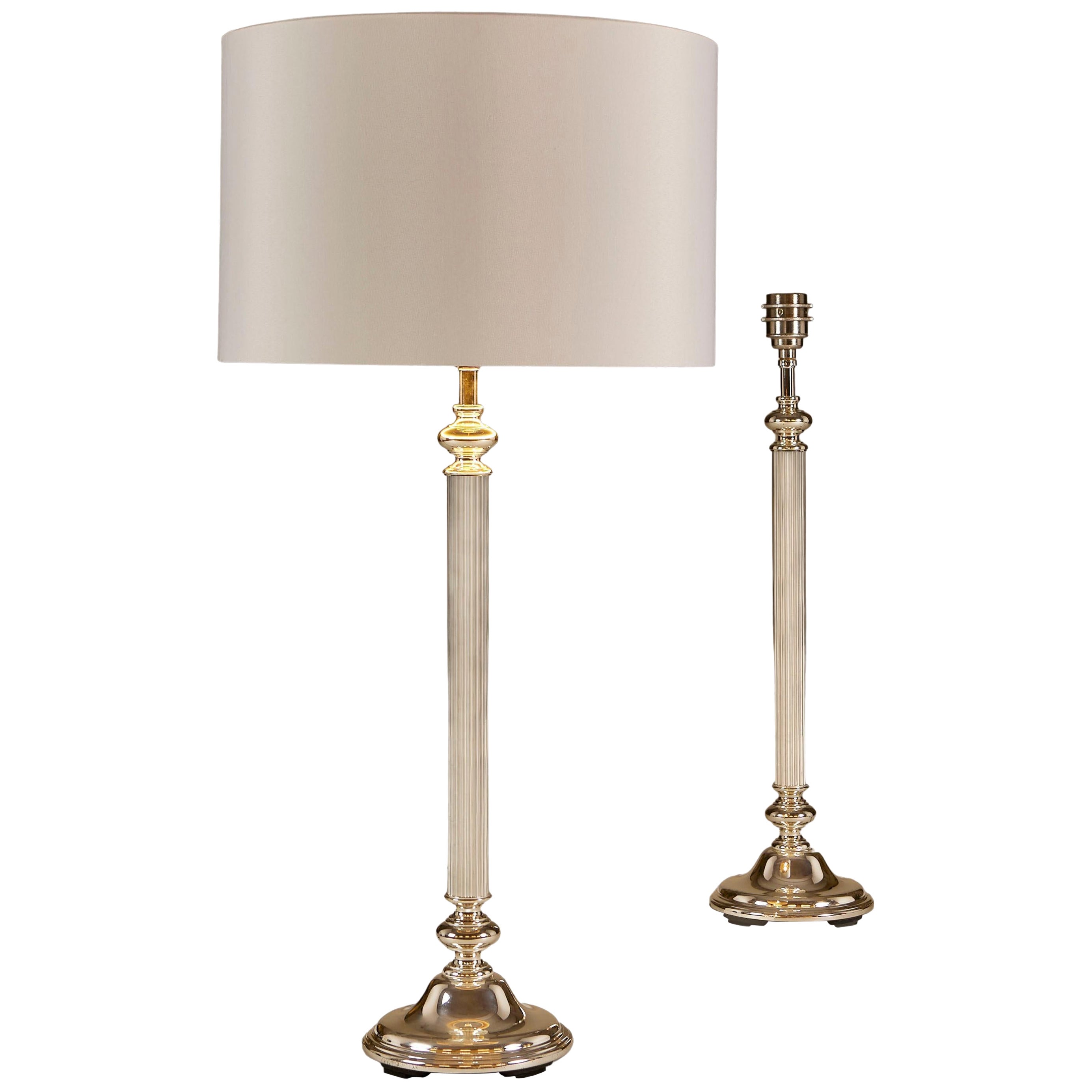 Coppia di lampade da tavolo vintage americane cromate con base a gradini