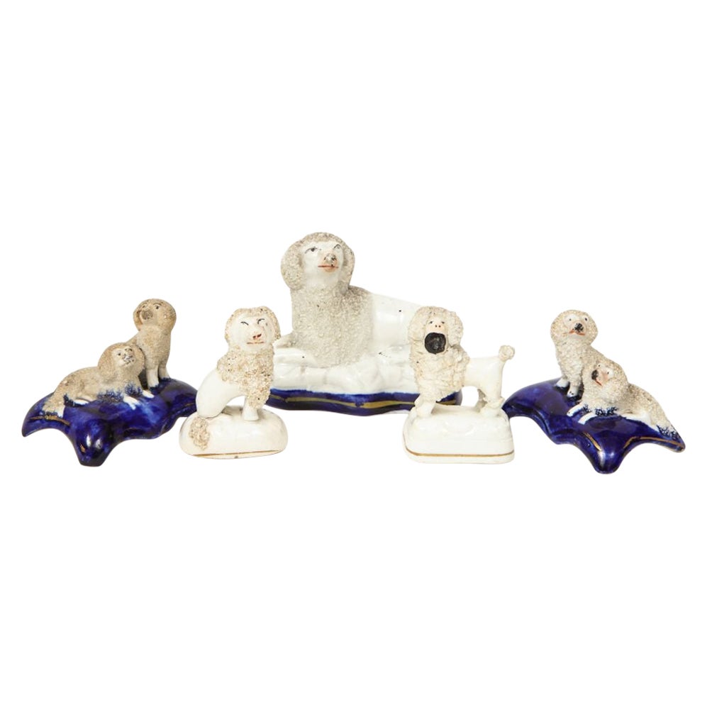 Colección de cinco figuras de Caniche de Staffordshire
