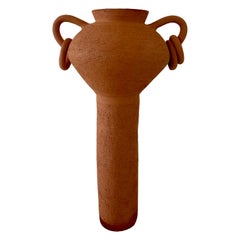 Contemporary Ruby Bell Ceramics Terracotta Pedestal Vase with Handles and Rings (Vase à piédestal contemporain en terre cuite avec poignées et anneaux)