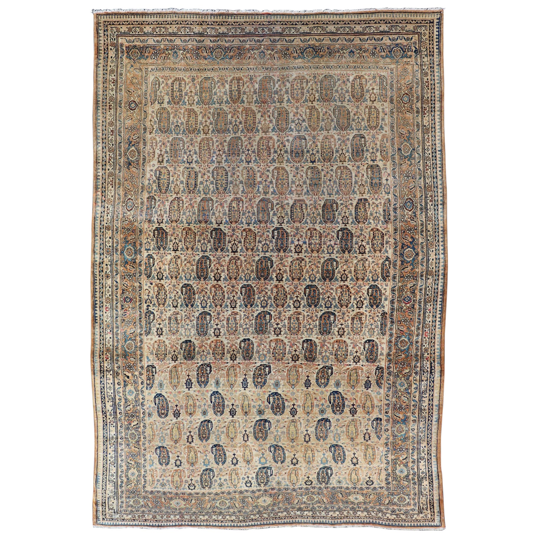 Antiker persischer Feraghan-Teppich in Cremefarbenem Hintergrund mit Paisleymuster im Angebot