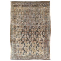 Antiker persischer Feraghan-Teppich in Cremefarbenem Hintergrund mit Paisleymuster