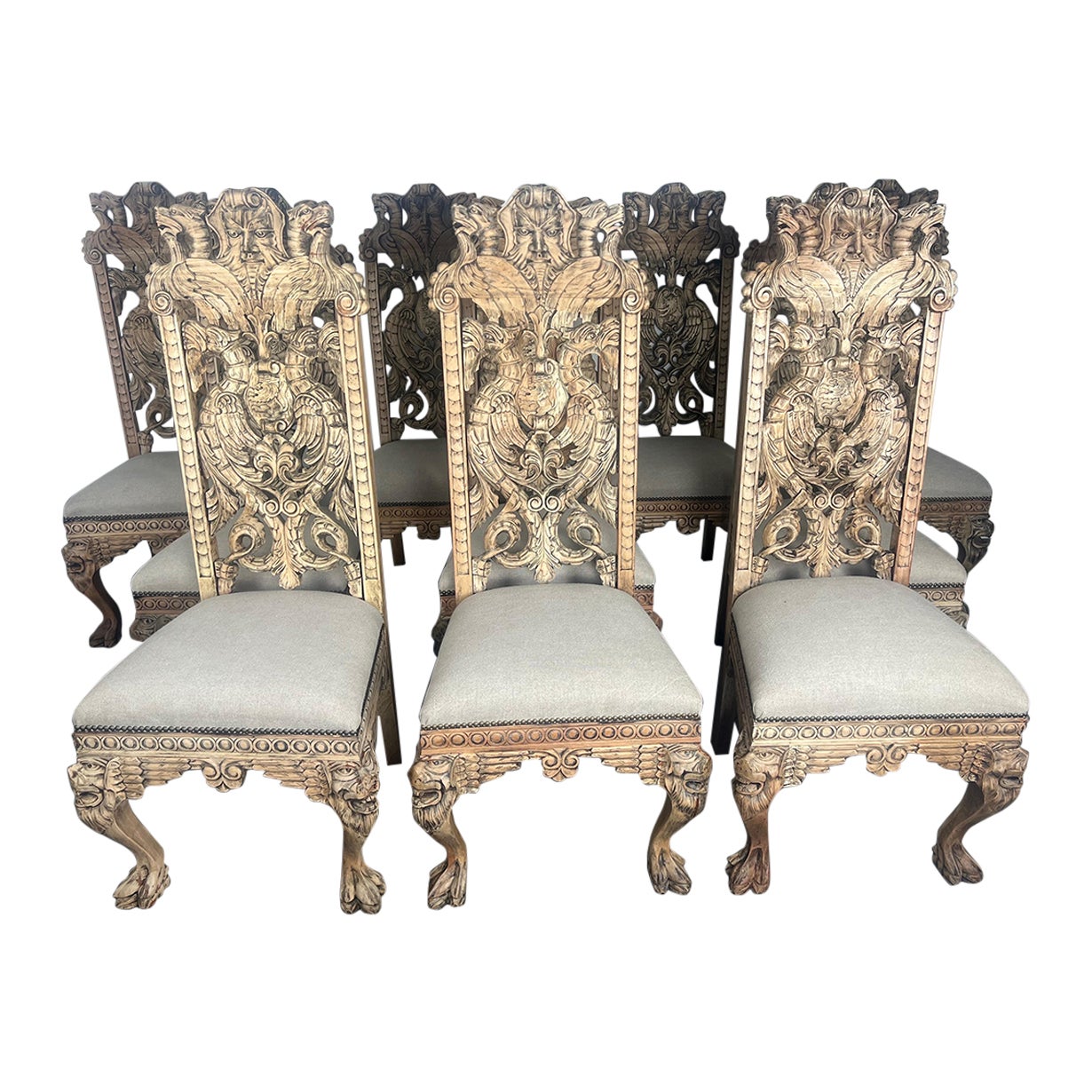 Zehnerset im gotischen Stil  Geschnitzte englische Esszimmerstühle im Angebot