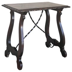 Table d'appoint en noyer avec pieds et plateau en forme de lyre sculptés, Espagnole, 19ème siècle