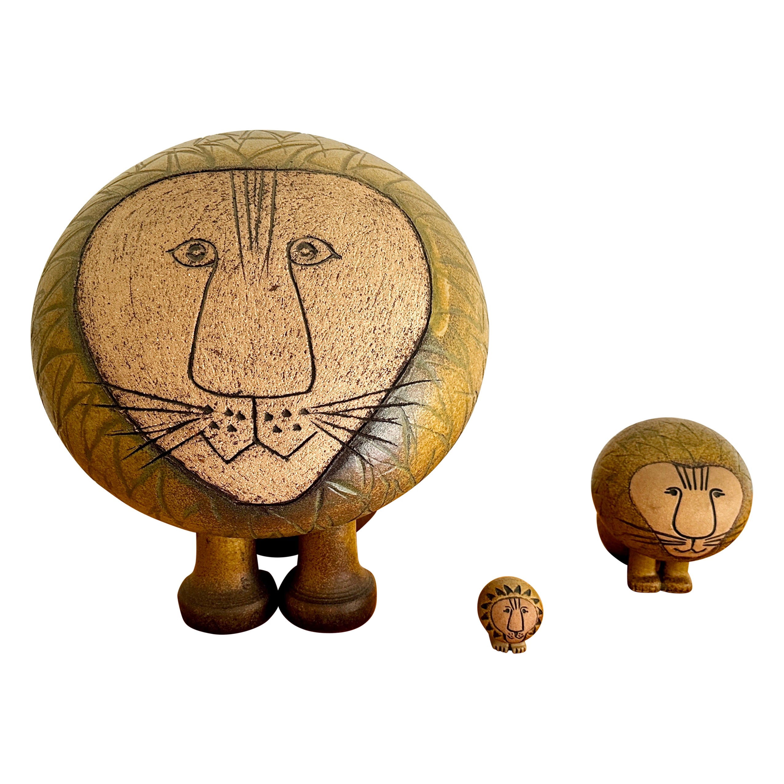 Trois lions de la série Africa conçue par Lisa Larson pour Gustavsberg en vente
