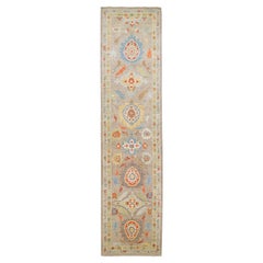 The Moderns Long Wool Runner with Allover Pattern in Light Brown (Chemin de table long en laine de Sultanabad avec motif Allover en brun clair)