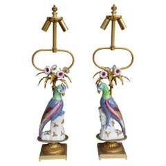 Paar italienische Giulia Mangani-Porzellan-Tischlampen mit Papagei-Vogel aus der Mitte des Jahrhunderts