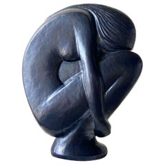 Escultura femenina posmoderna de cerámica negra agazapada
