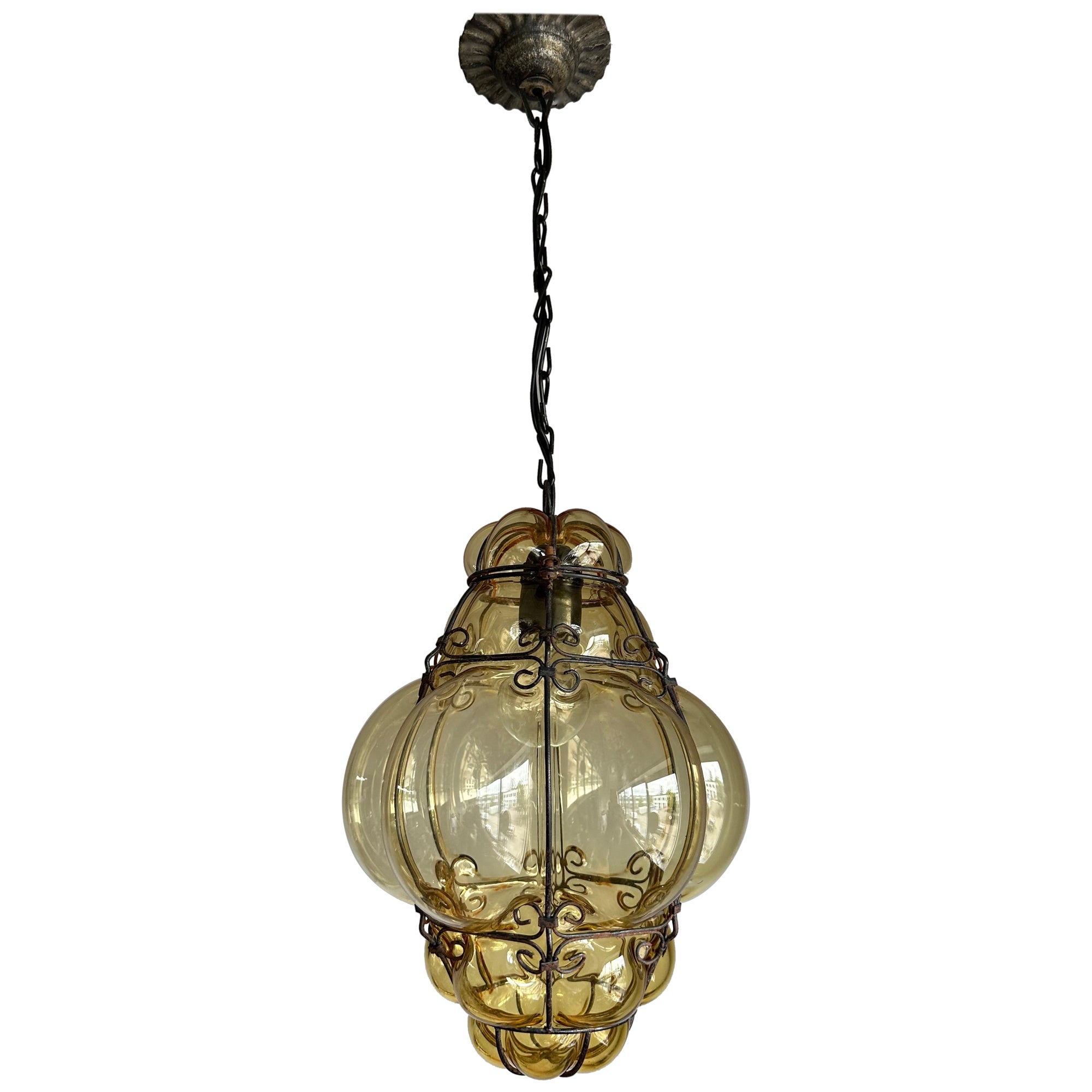 Belle lampe à suspension d'entrée viennoise du milieu du siècle dernier en verre soufflé à la bouche de couleur or