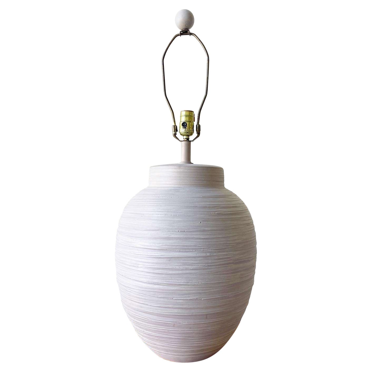 Lampe de table postmoderne texturée pourpre et amande en vente