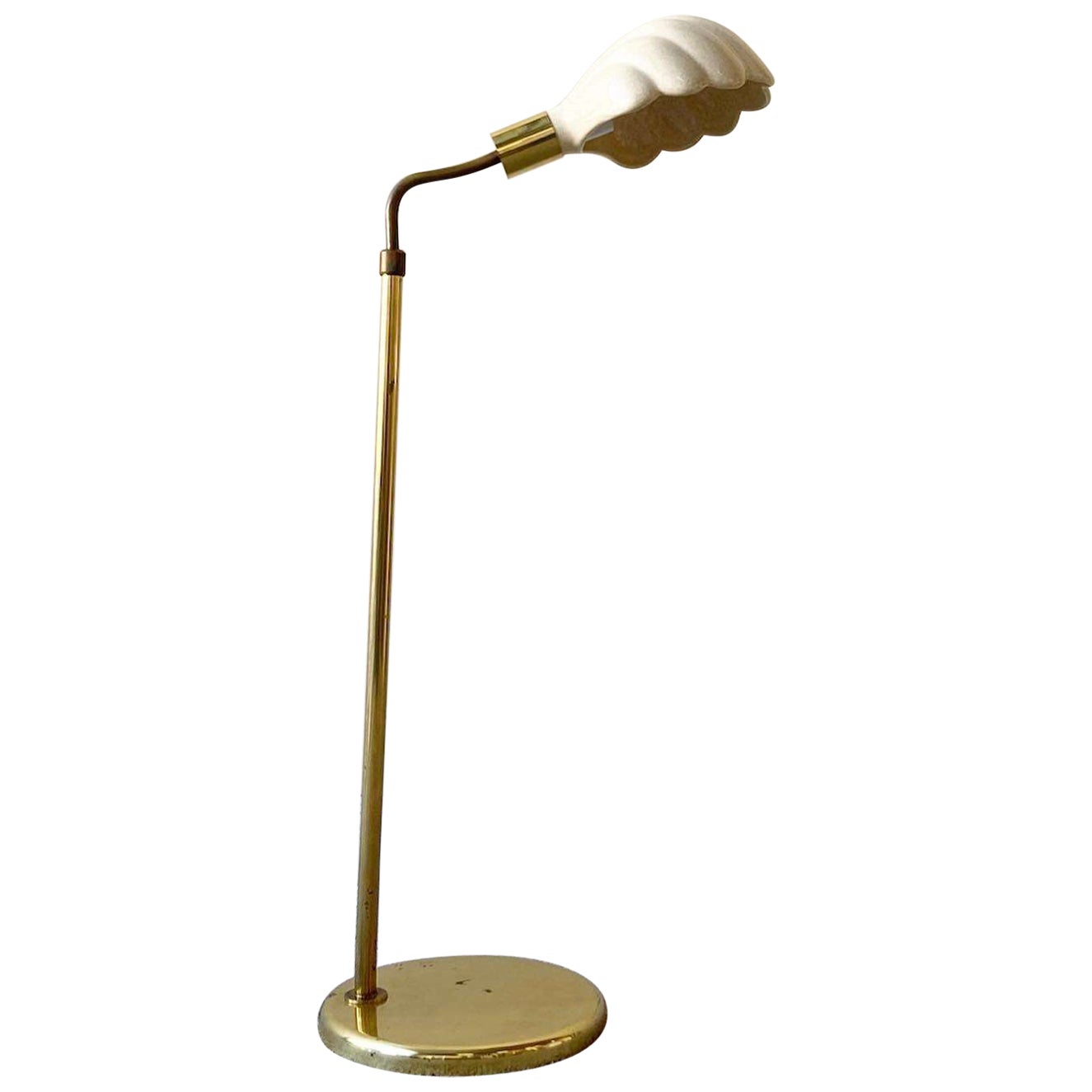 Hollywood Regency Gold und Keramik Muschelschale Verstellbare Stehlampe im Angebot