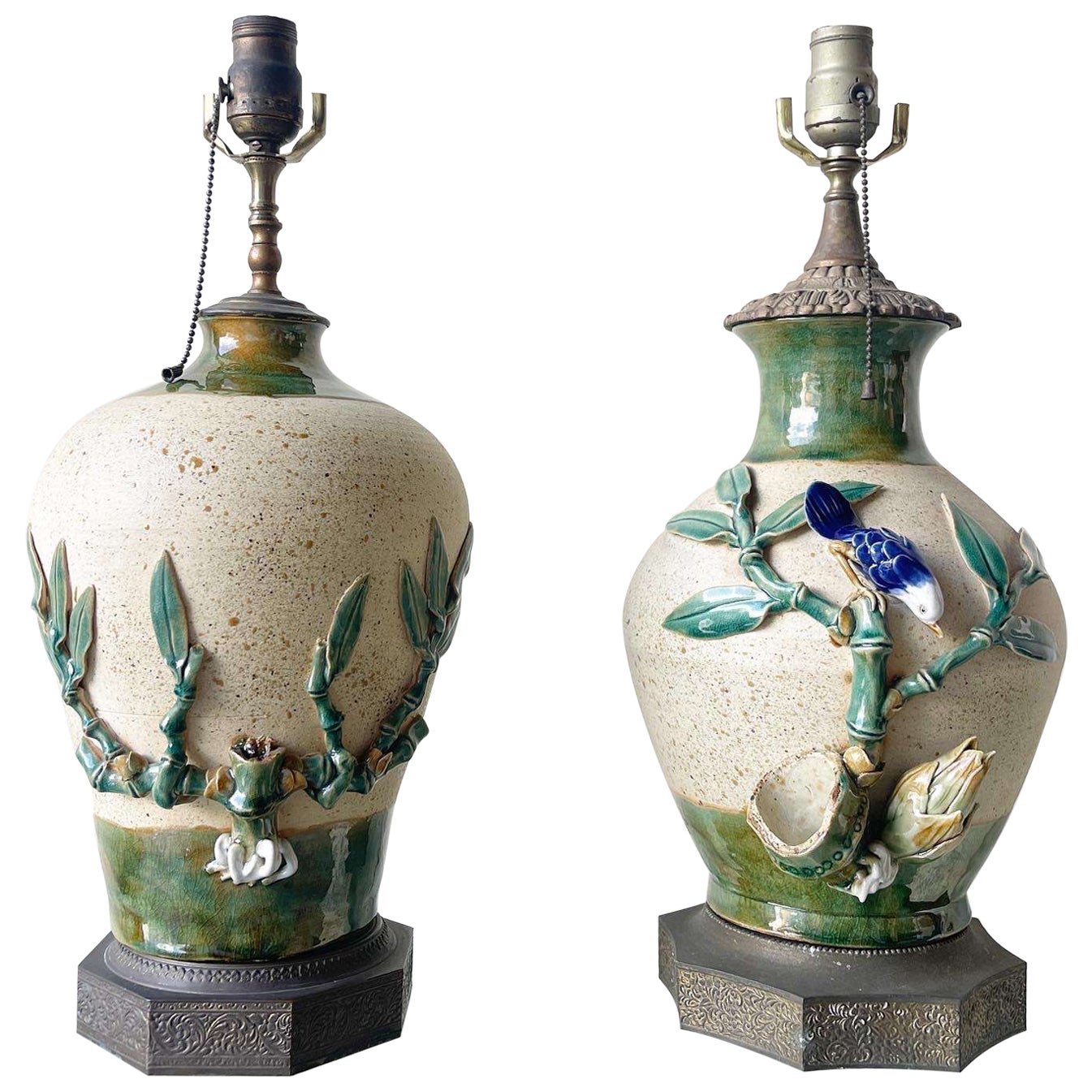 Paire de lampes de bureau vintage en céramique peintes et sculptées à la main avec bases en laiton