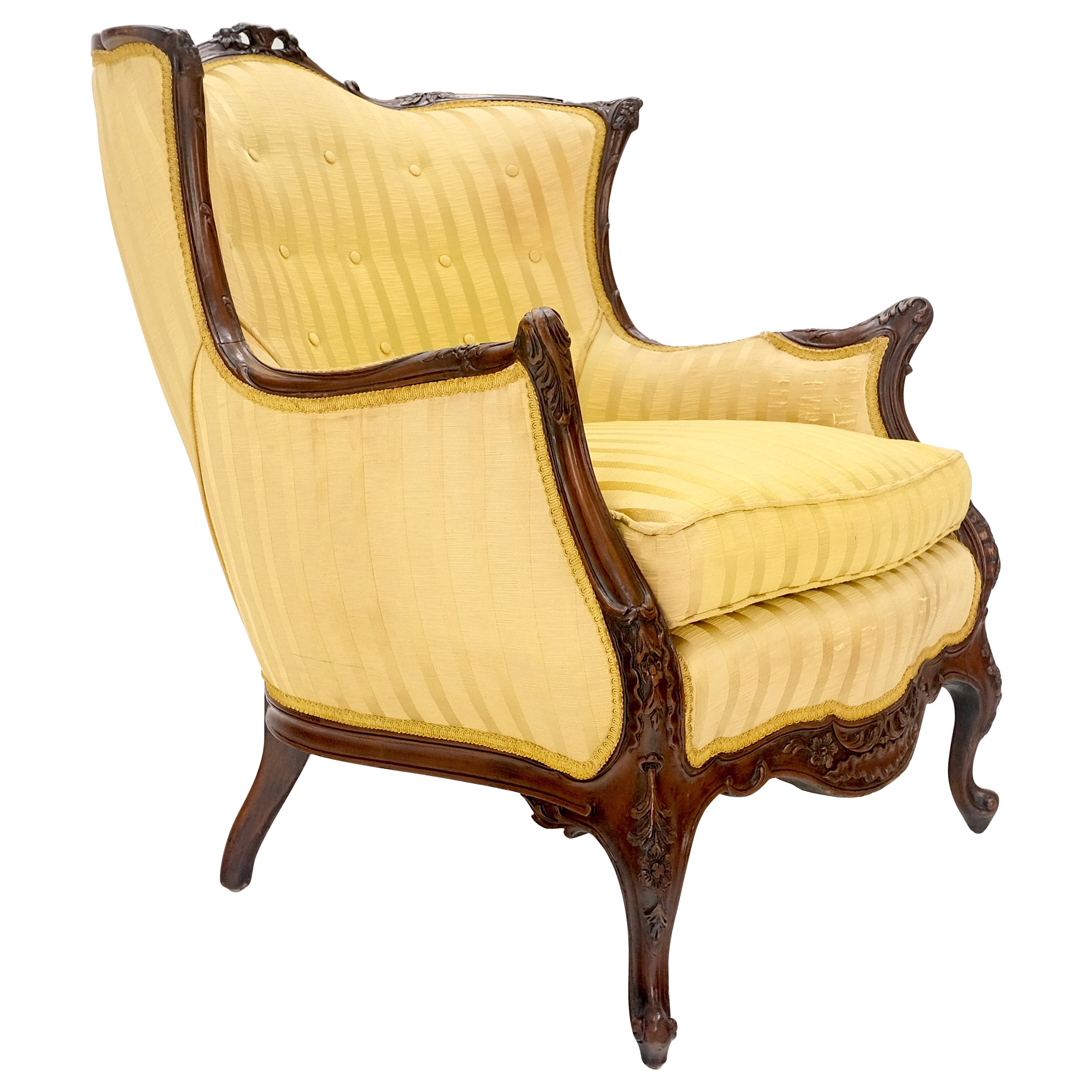 Tapisserie d'ameublement or rayée Chaise longue à cadre en acajou finement sculpté Cadre solide en vente