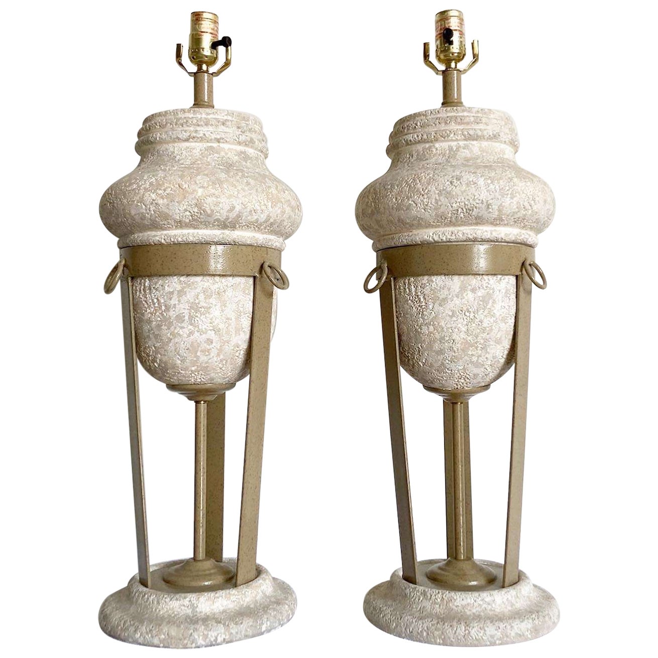 Paire de lampes de table postmodernes sculpturales en plâtre et métal