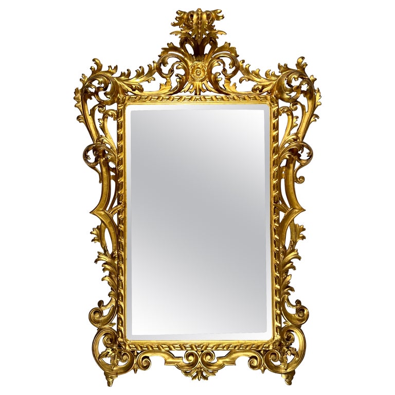 Gran espejo de pared con marco tallado, acabado pan de oro