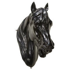 Cabeza de caballo de metal fundido