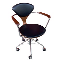 Chaise de bureau par Norman Cherner en noyer Base en chrome Assise et dossier en cuir noir