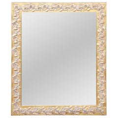 Miroir rectangulaire en verre biseauté de style néoclassique à faible relief et tonalité dorée 33".