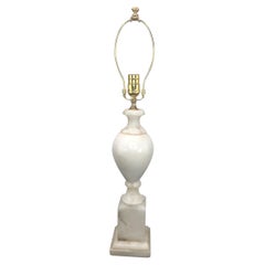 Lampe italienne vintage en forme d'urne en albâtre