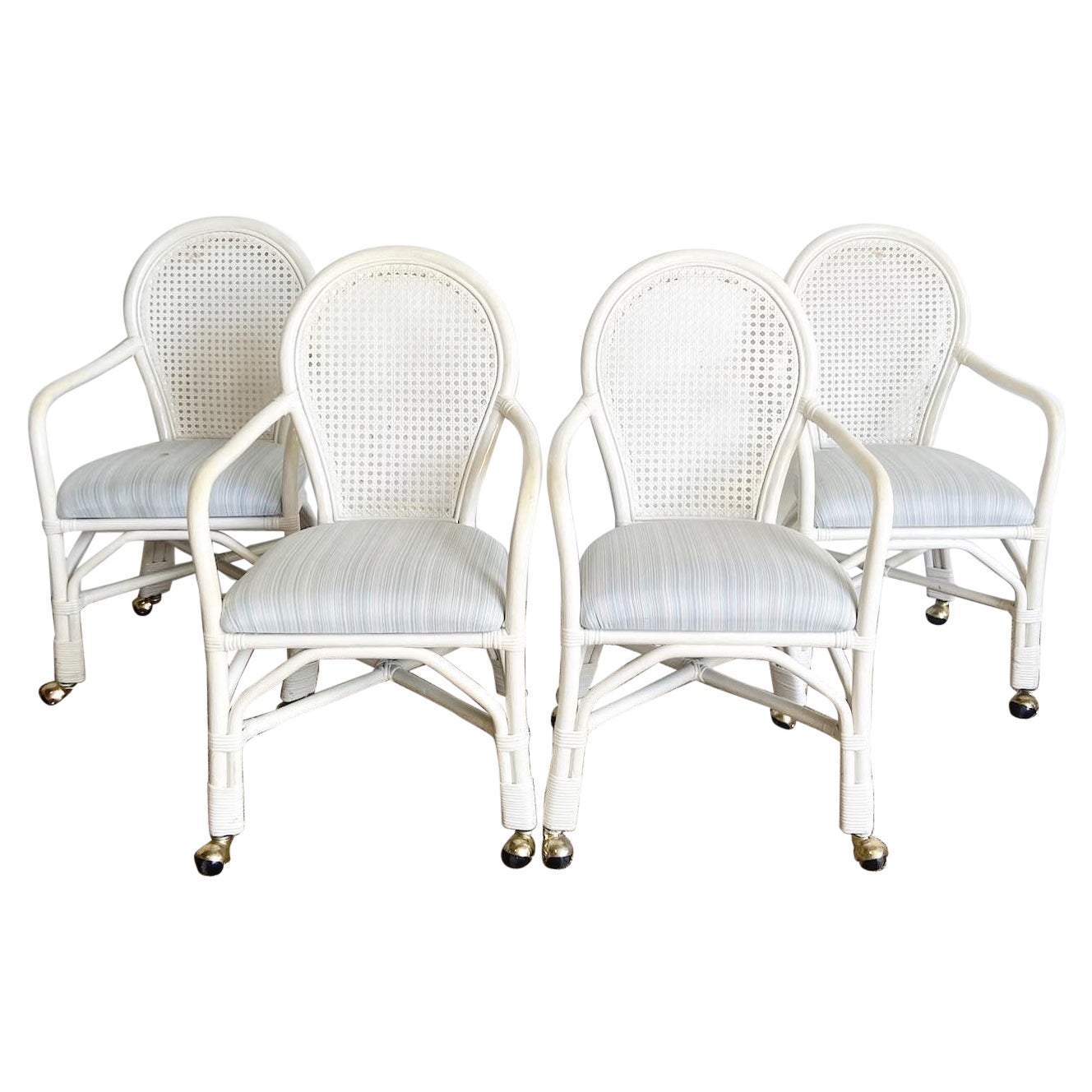 Esszimmerstühle aus Bambus und Rattan mit weißer Schilfrohrrückenlehne im Regency-Stil auf Rollen - 4er-Set