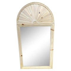 Miroir arqué en pin cérusé vintage côtier