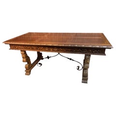 Geschnitzter Holztisch aus der spanischen Renaissance
