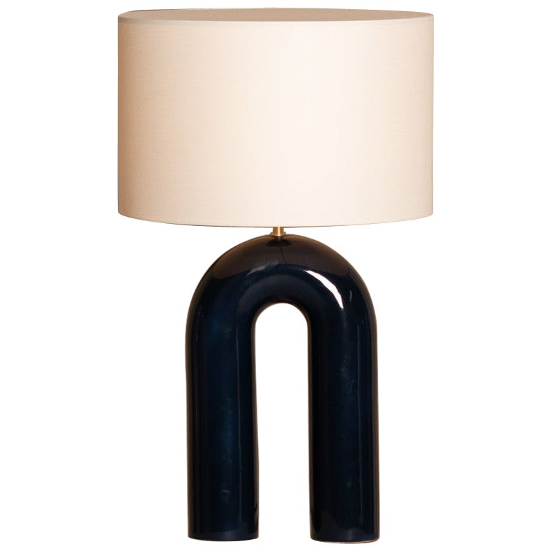 Mitternachts-Keramik-Tischlampe Arko mit weißem Lampenschirm von Simone & Marcel im Angebot