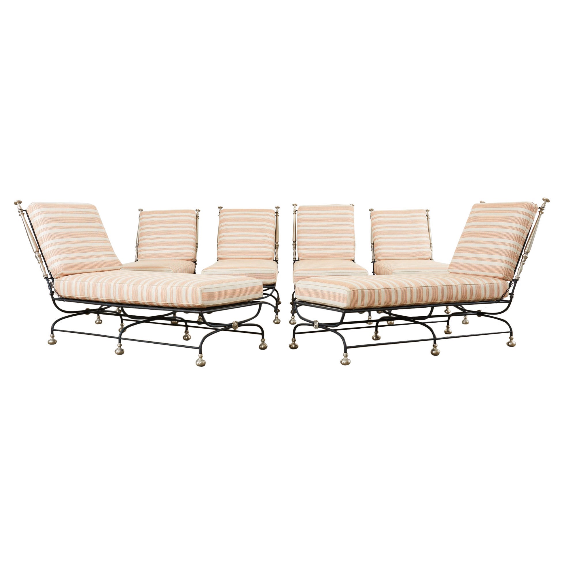 Set di sei formazioni di chaise longue in ferro in stile neoclassico in vendita