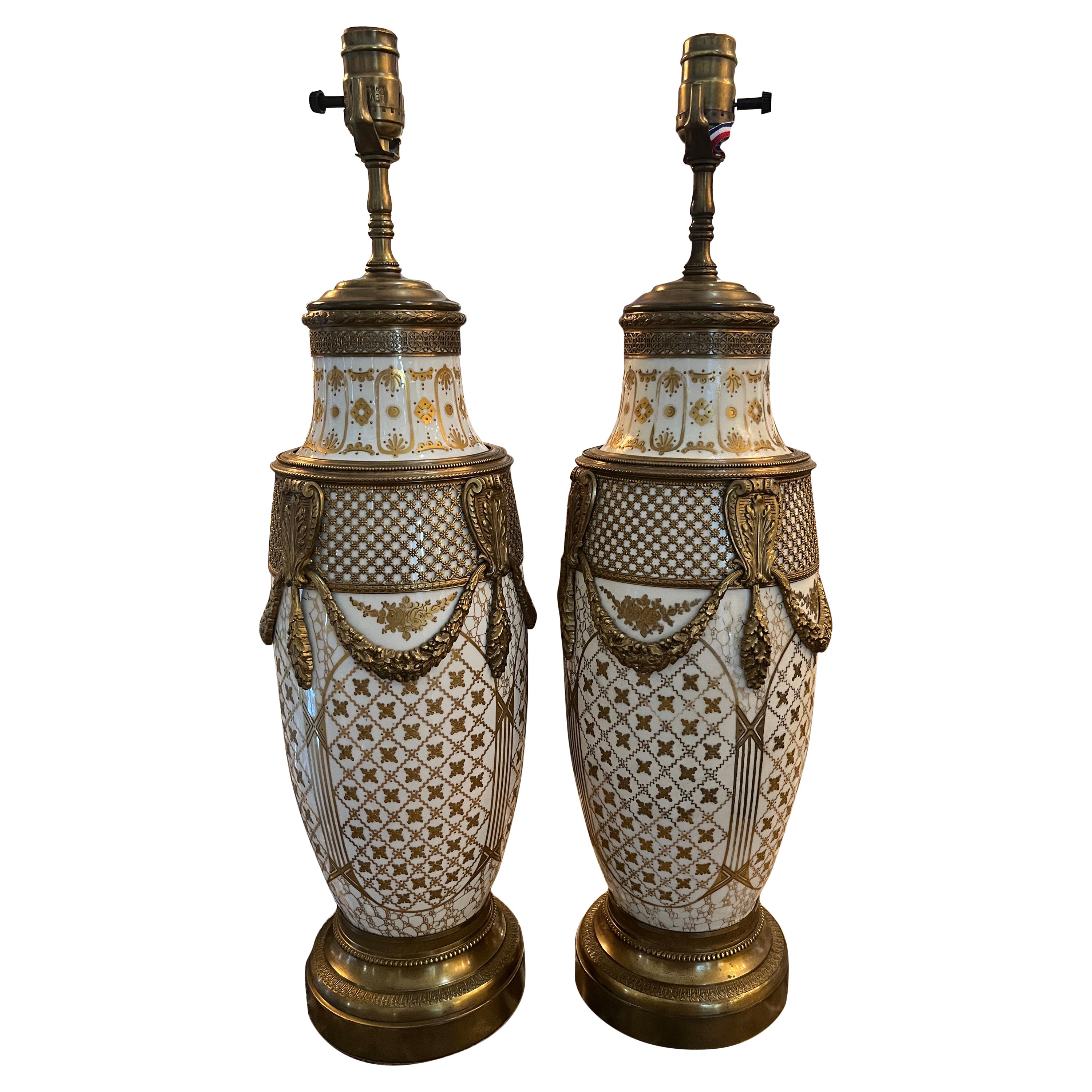 Paire de lampes en porcelaine continentale du 20e siècle en vente