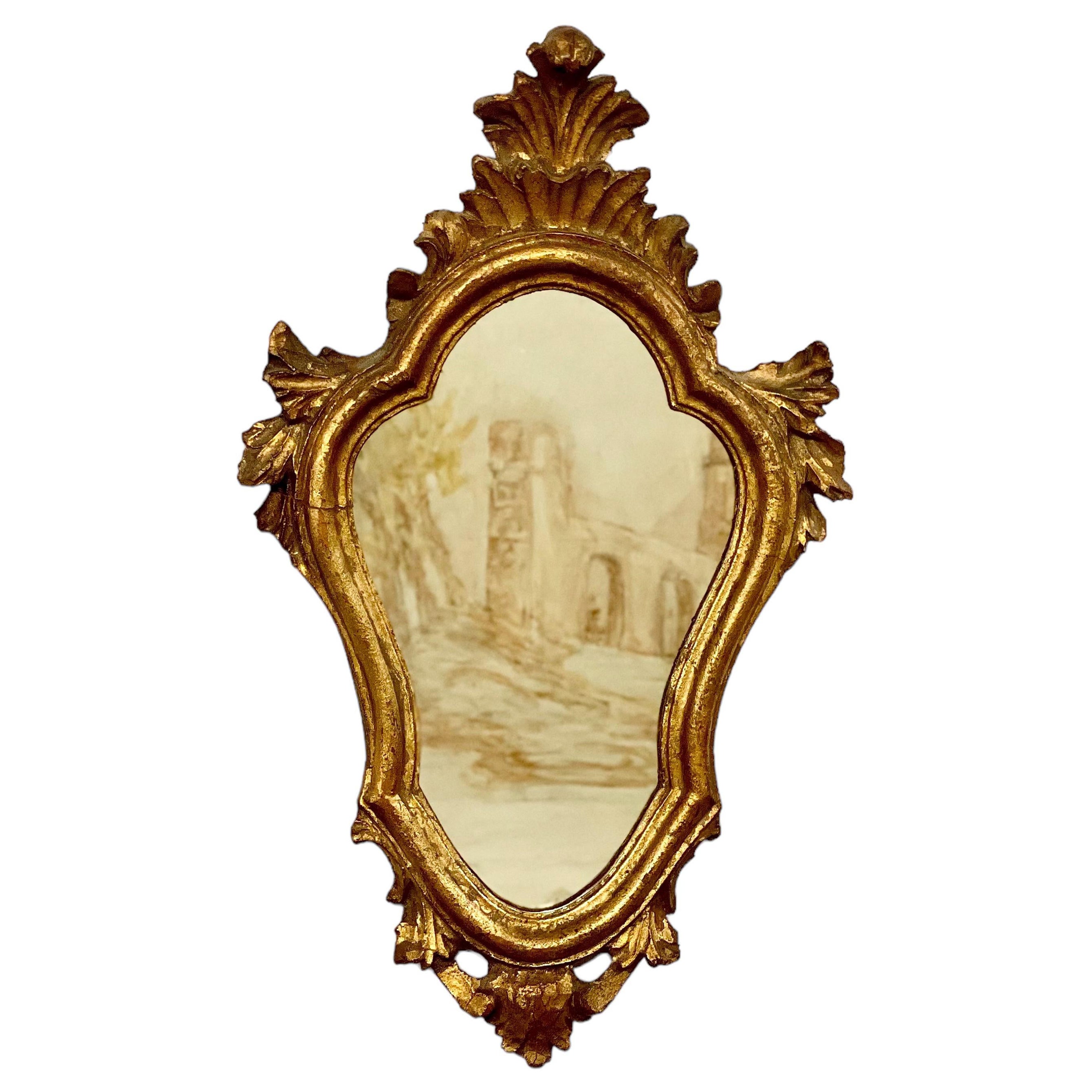 Petit miroir mural doré de style Louis XV français en vente