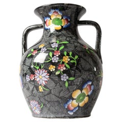Antike Spode England-Vase mit doppeltem Henkel und schwarzem Hintergrund 