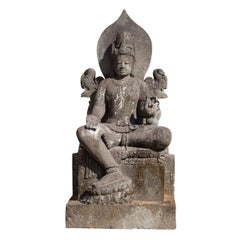 Grande statue en pierre de lave ancienne de Bodhisattva Avalokiteshvara, datant du milieu du 20e siècle
