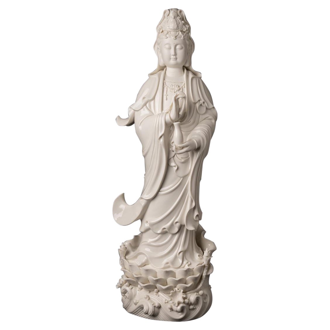 Schöne und detaillierte Guan-Yin-Statue aus Porzellan, die aus China stammt im Angebot