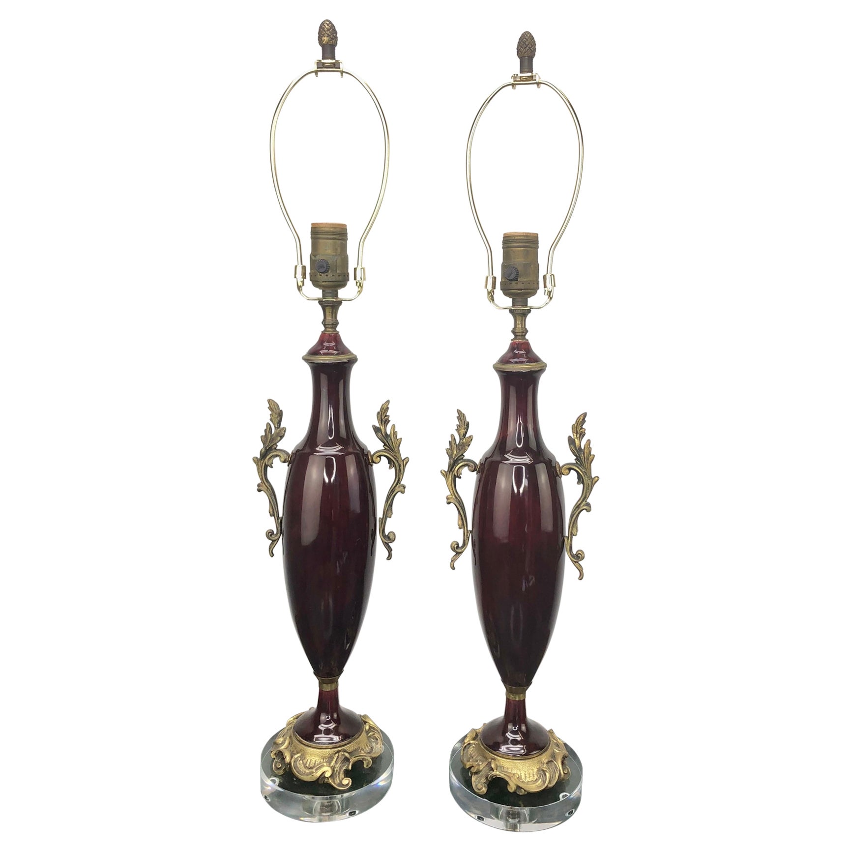 Paire de lampes en bronze montées sur pied, couleur sang-de-bœuf en vente