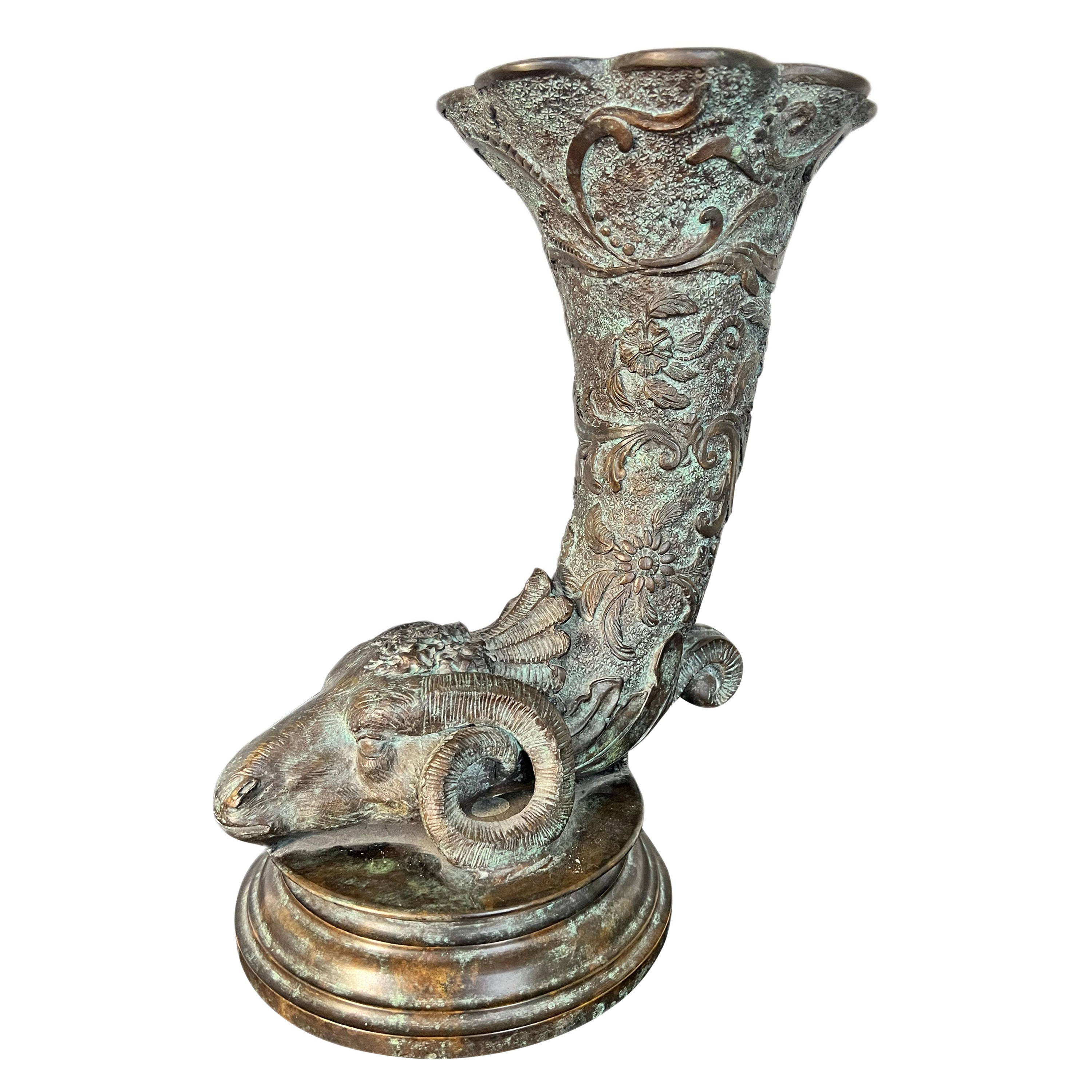 Vaso a forma di cornucopia in bronzo figurato greco-romano fatto a mano da Maitland Smith