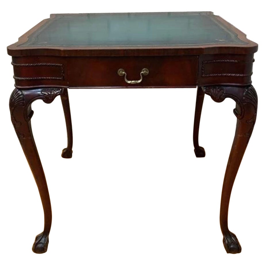 Ancienne table de jeu Chippendale en acajou sculpté avec un seul tiroir et plateau en cuir