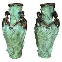 Paire de vases de sol Art Nouveau en bronze d'après Louis Chalon (Français, 1866-1940)