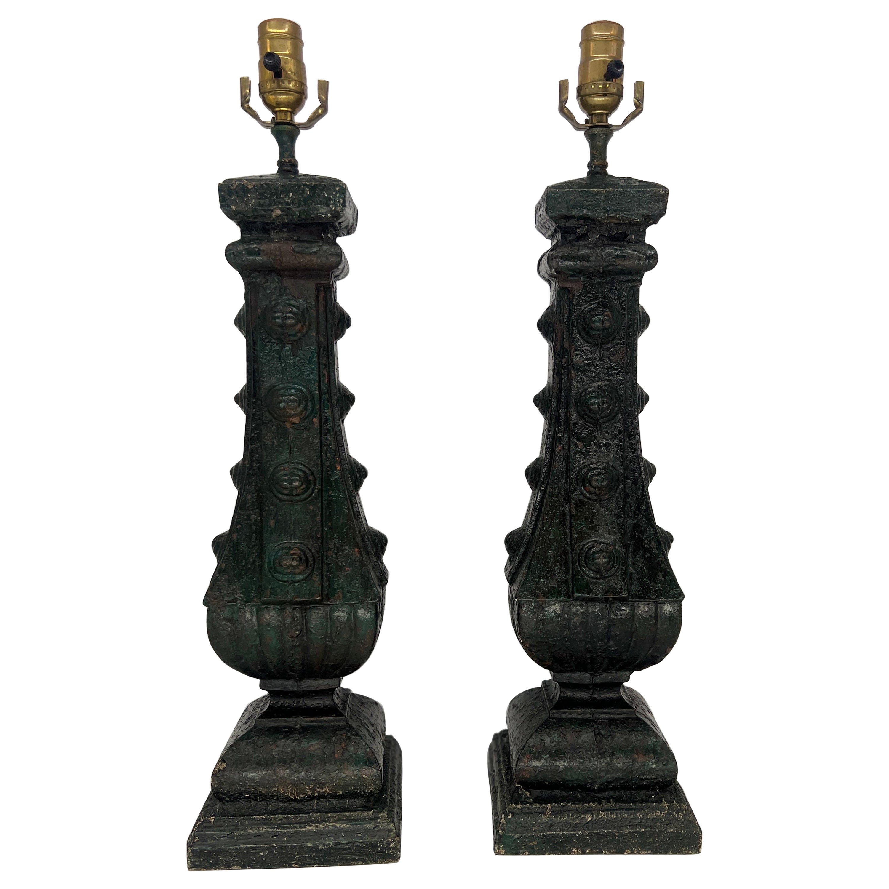 Paire de lampes anciennes décorées de fragments d'architecture en fonte française en vente