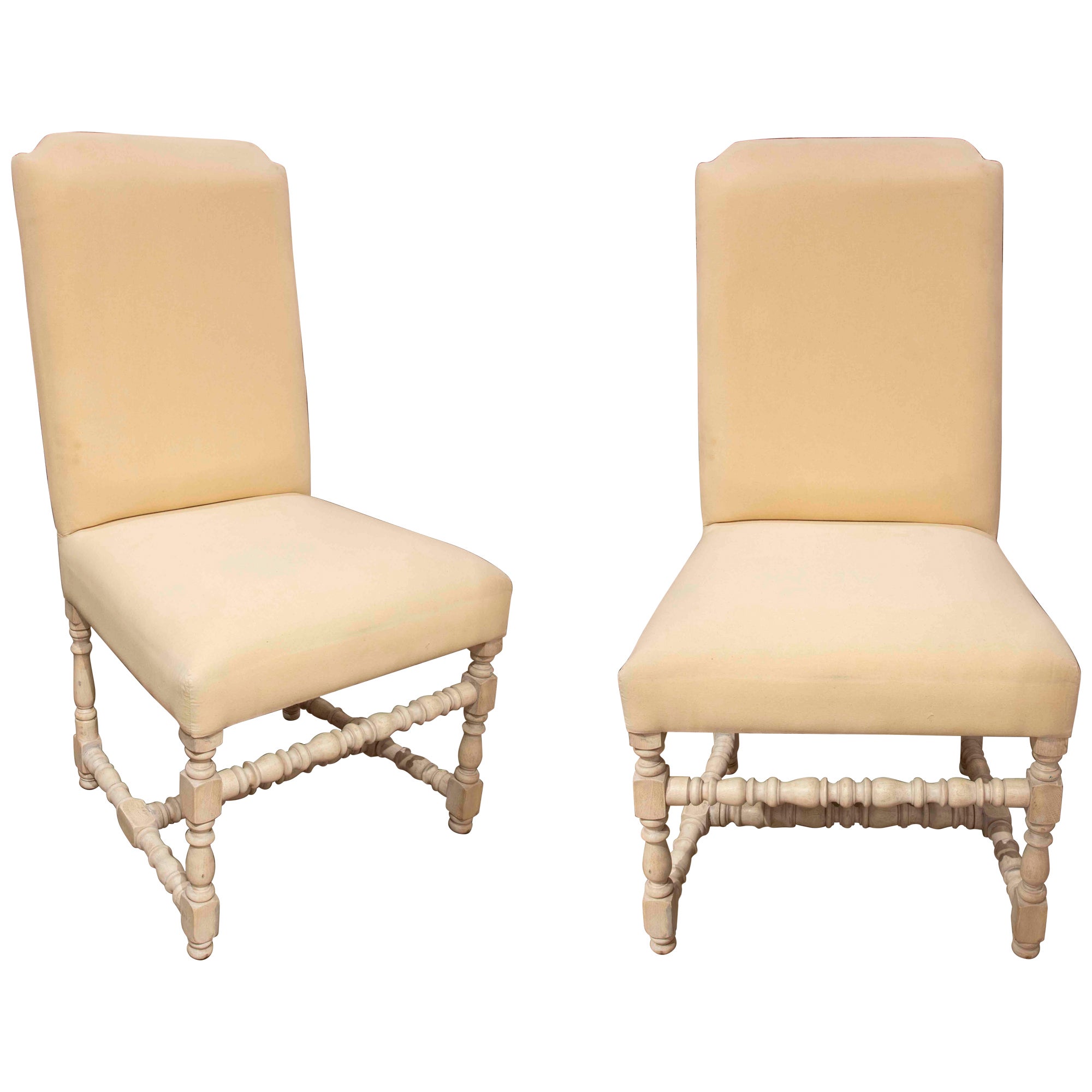 Paar von  Esszimmerstühle mit hoher Rückenlehne aus Holz für Polstermöbel im Angebot