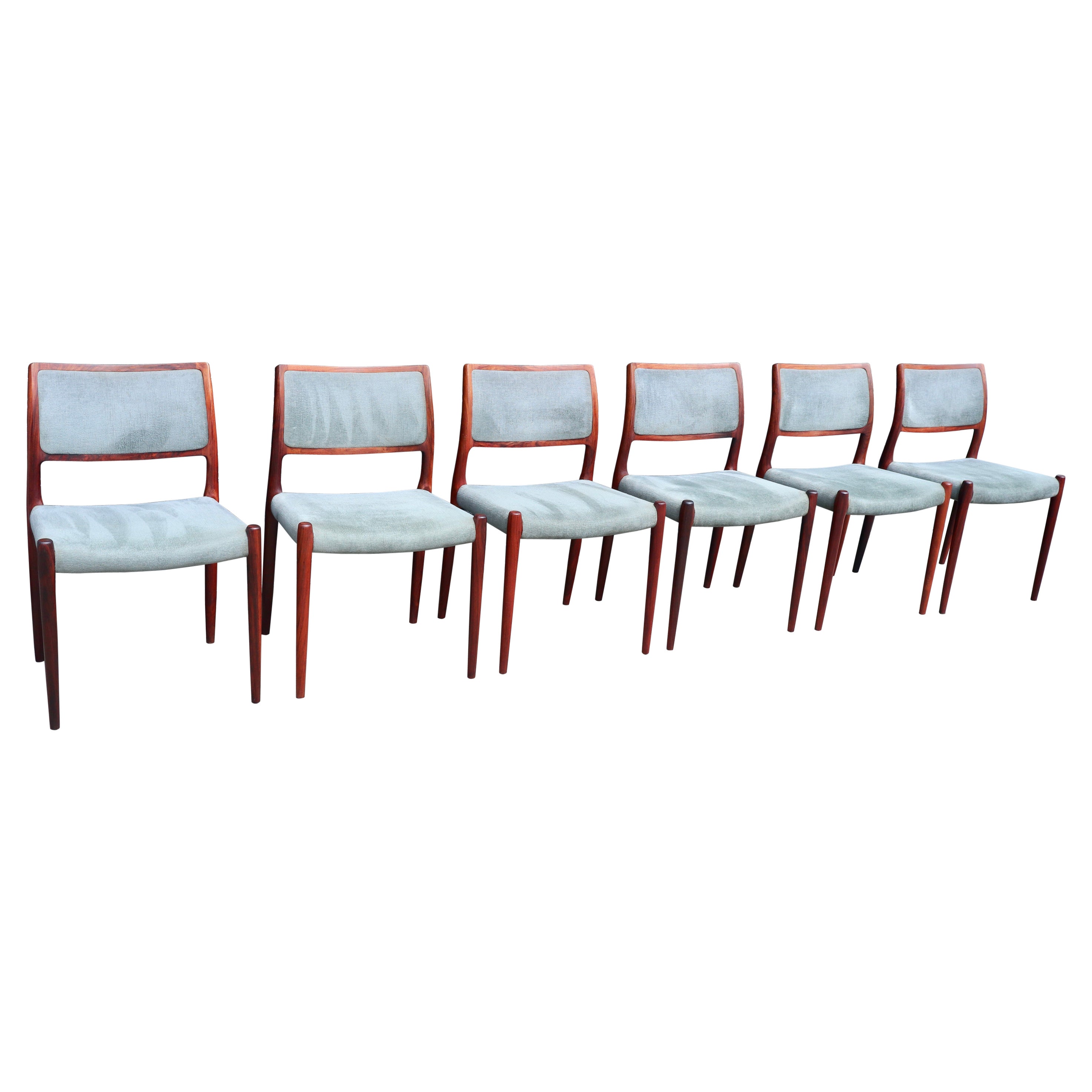 Sechs Stühle aus Rosenholz, Niels Moller, Modell 80, mit grauer Samtpolsterung 