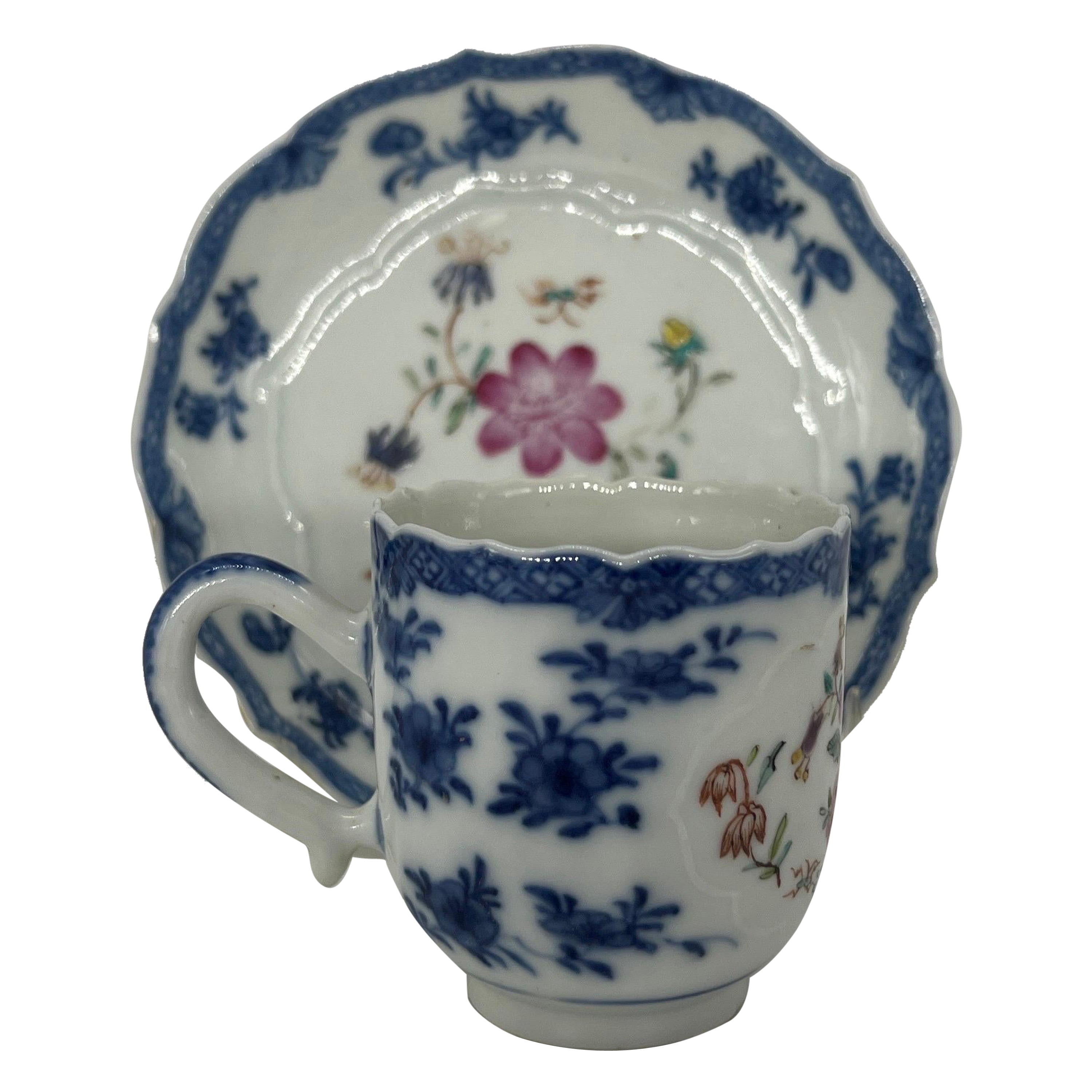 Tasse à thé et soucoupe en porcelaine d'exportation chinoise de la période Qianlong, sous glaçure lotus