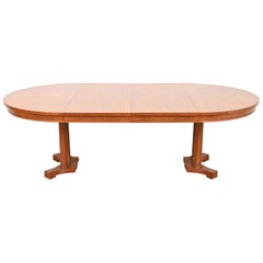 Table de salle à manger à rallonge néoclassique en bois de cerisier de Baker Furniture, revernie