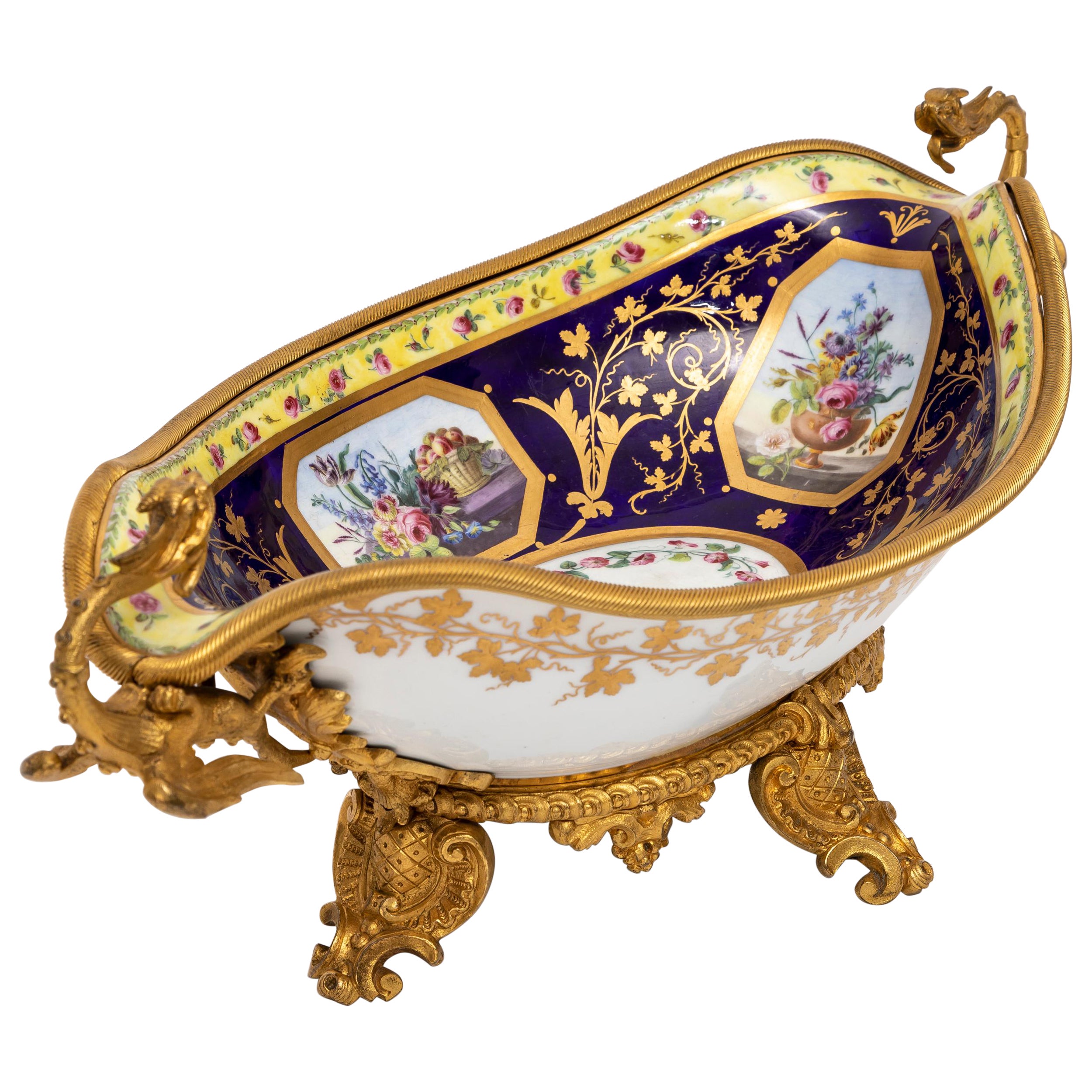 A.I.C. Centre de table en porcelaine de Sèvres montée en bronze doré avec poignées en forme de dragon.