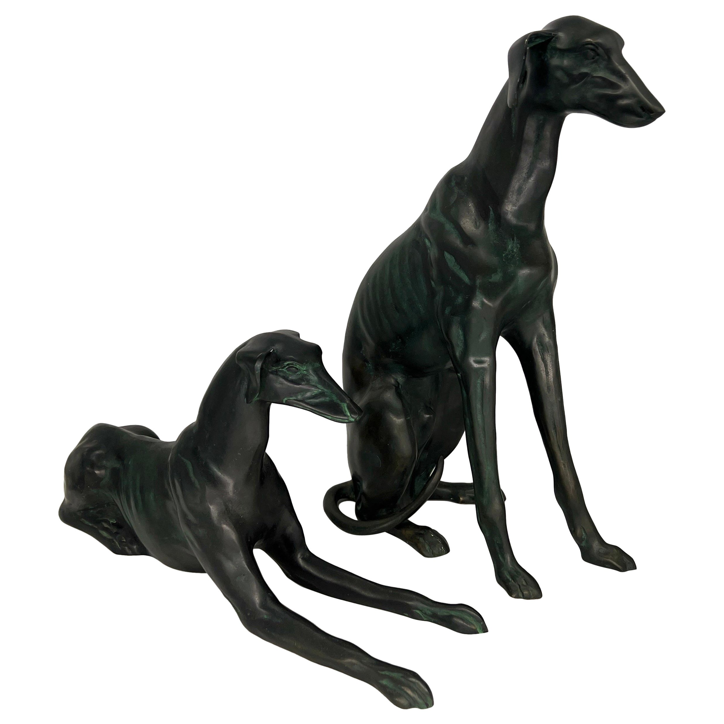 Paar schwere patinierte Whippet-Hundestatuen aus Bronze im Angebot