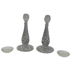 Paire de bougeoirs américains d'époque en verre taillé à motifs russes et tourbillons
