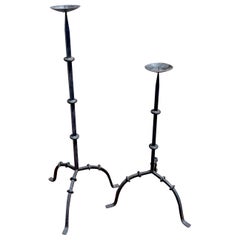 Par de candelabros antiguos de hierro forjado a mano