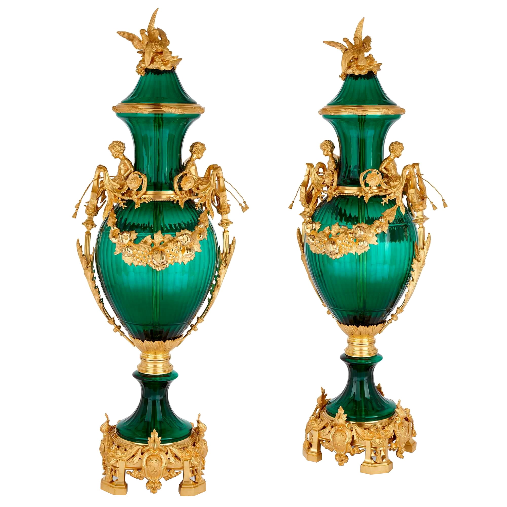 Set aus zwei großen Vasen aus grünem Glas und vergoldeter Bronze