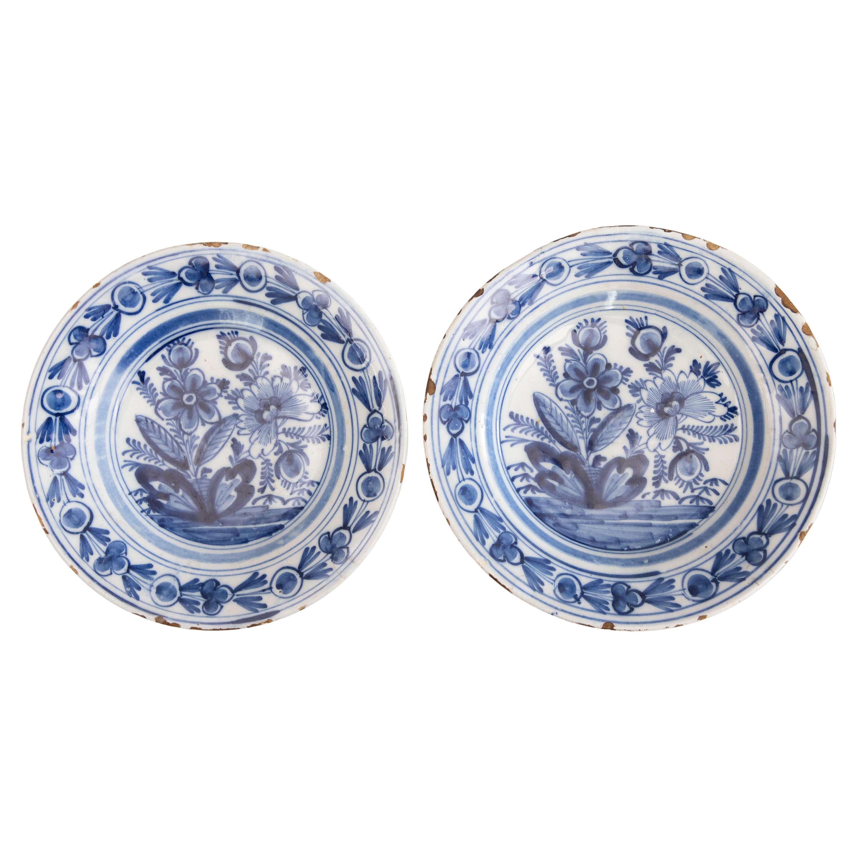 Pareja de platos florales de loza de Delft holandesa del siglo XVIII